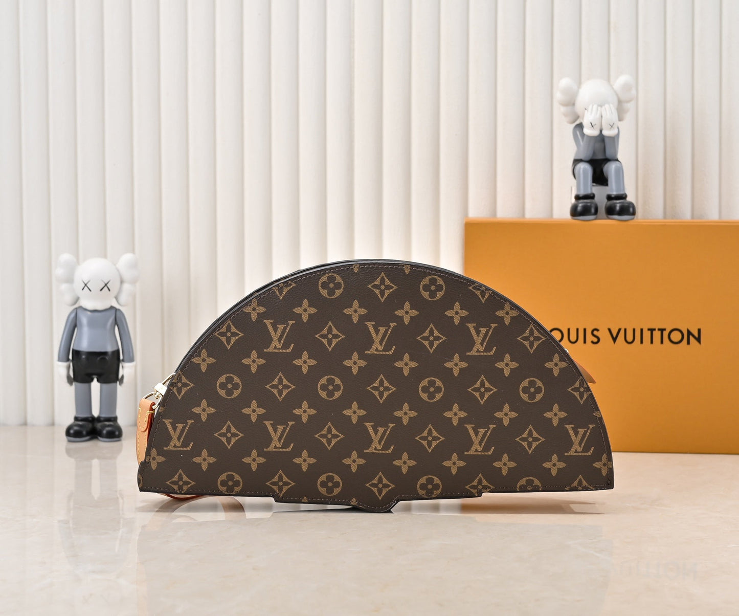 Elegantna kožna torba u obliku lepeze