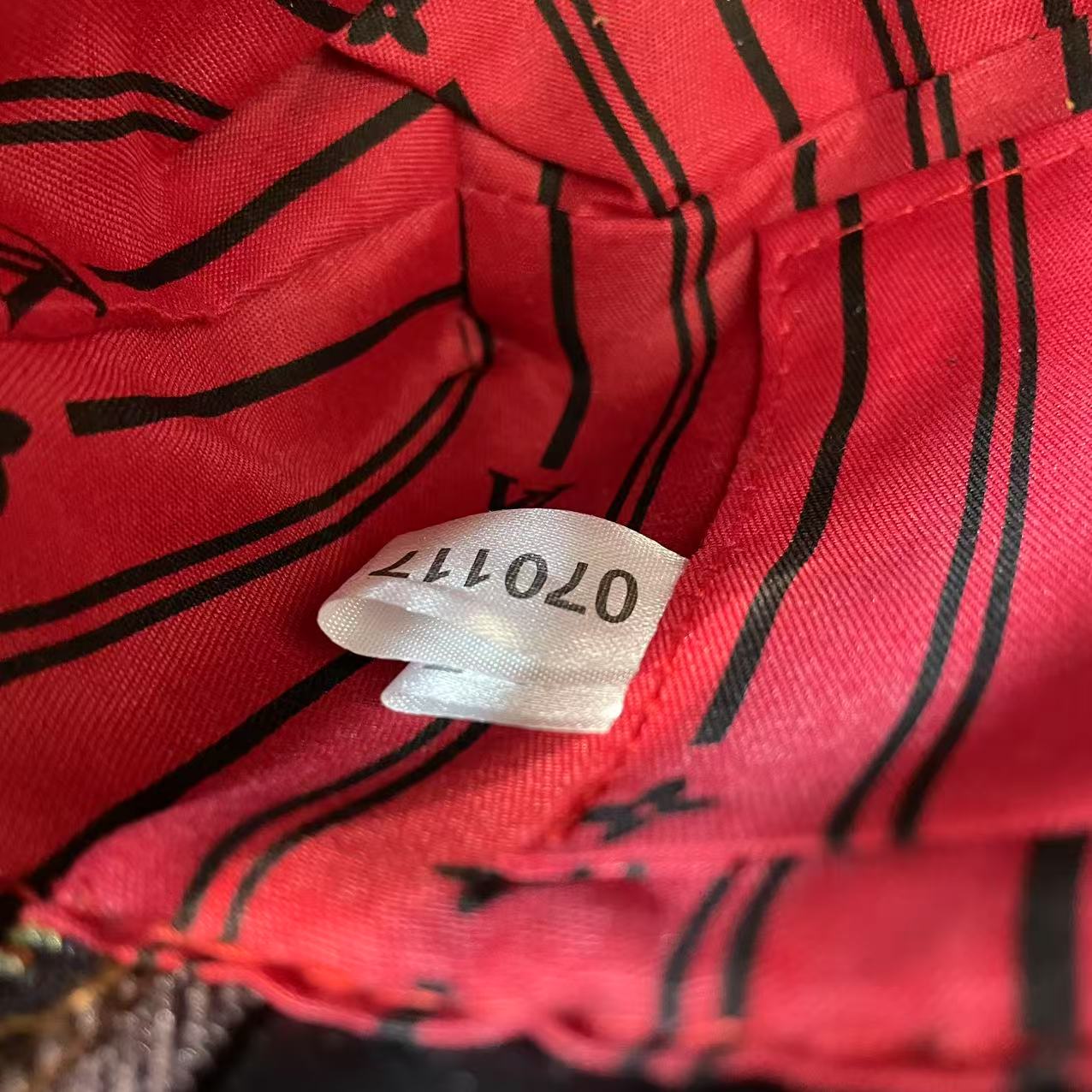 Vintage schoudertas met slotketting – klassiek monogramontwerp