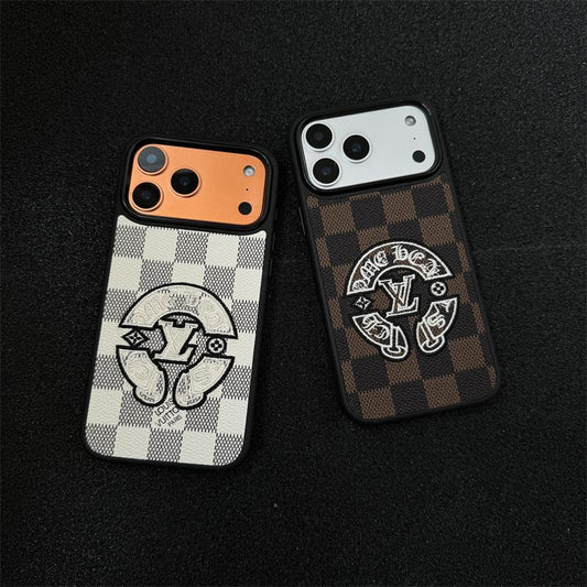 Funda para teléfono con diseño de tablero de ajedrez con textura de cuero bordado y emblema de puntada en relieve