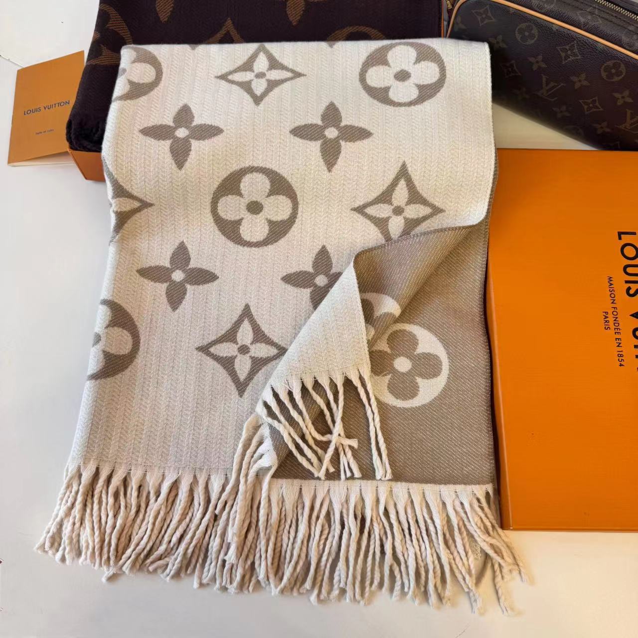 Kasjmiersjaal met letterpatroon – zacht en warm & Lichtgewicht