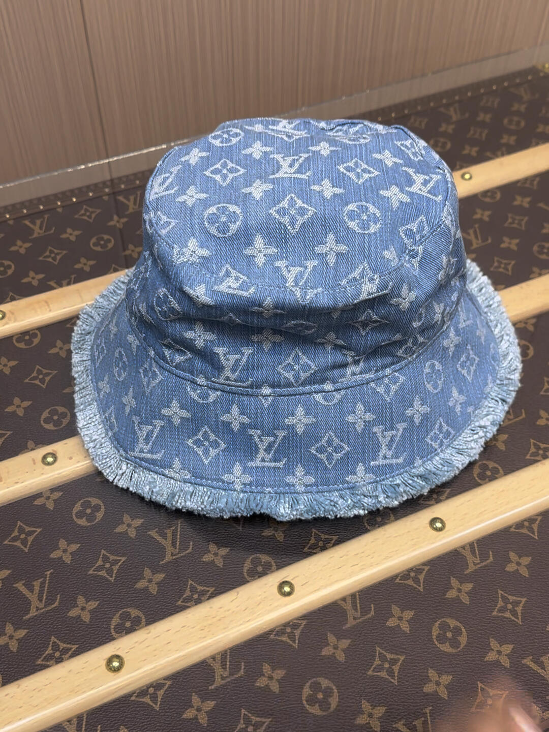 Lyxig denim-utsmyckade Capucines-miniväska