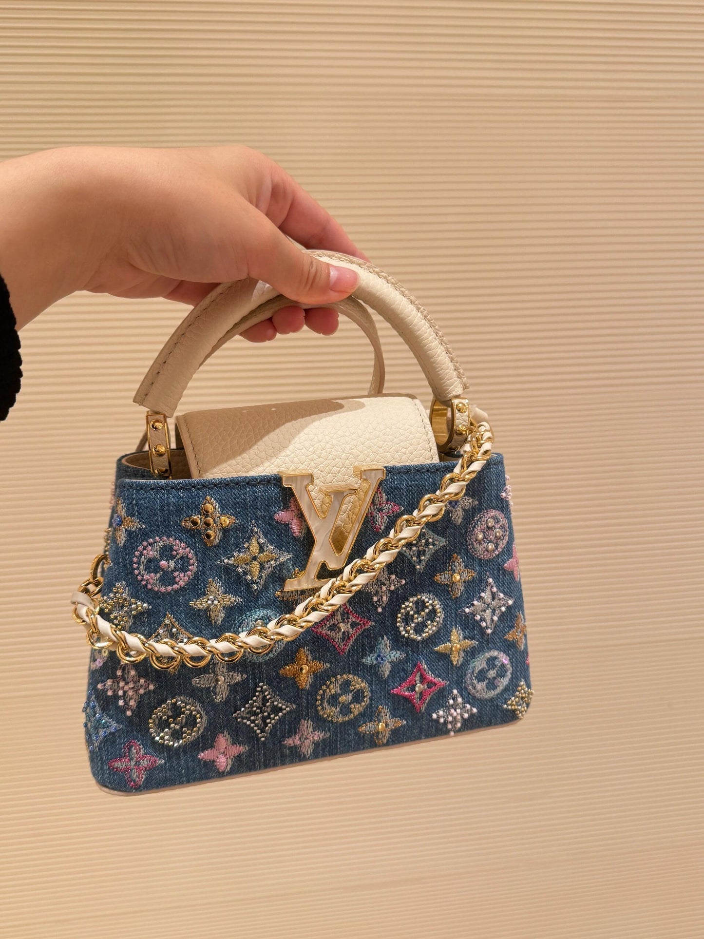 Lyxig denim-utsmyckade Capucines-miniväska