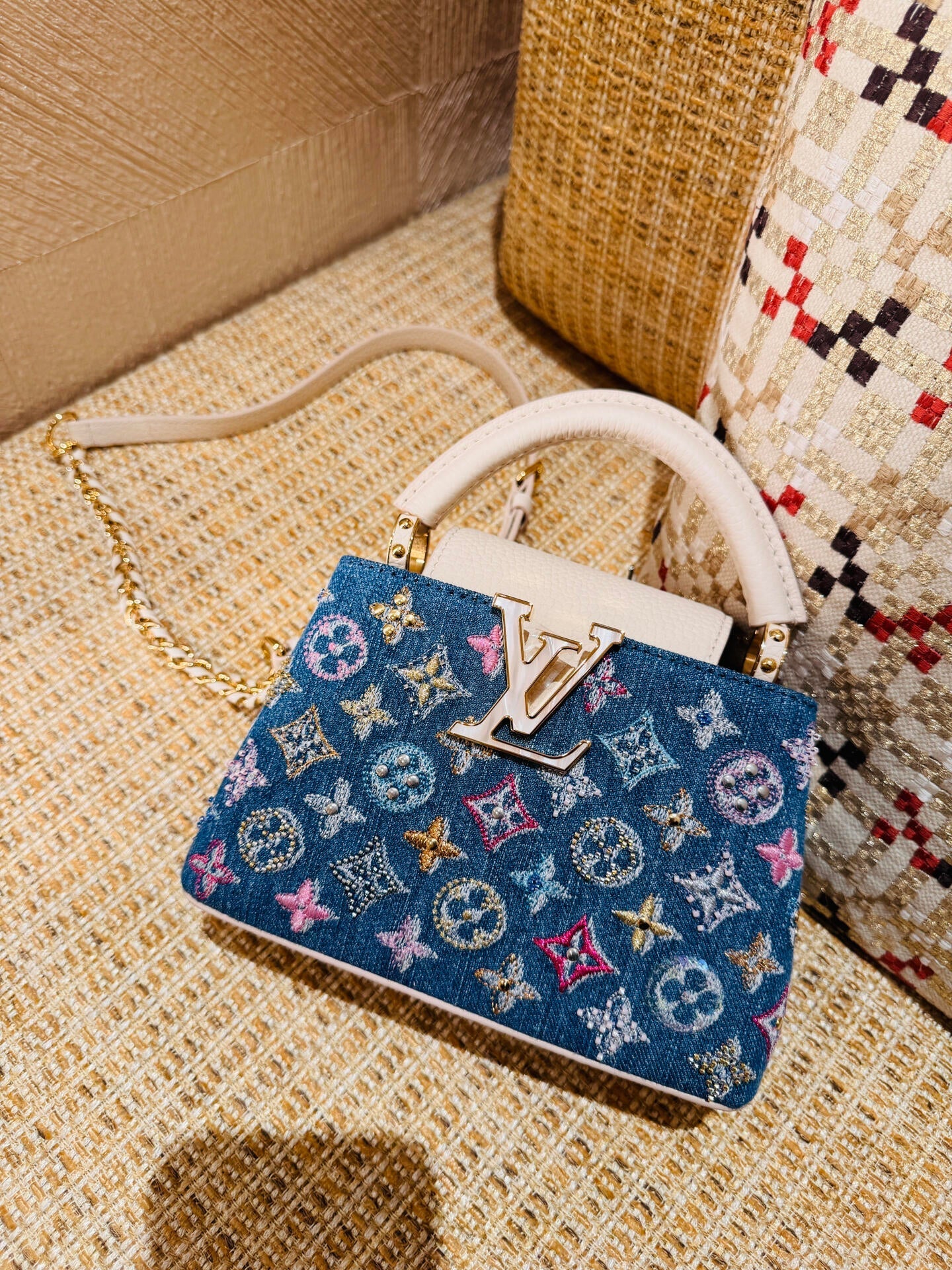 Lyxig denim-utsmyckade Capucines-miniväska