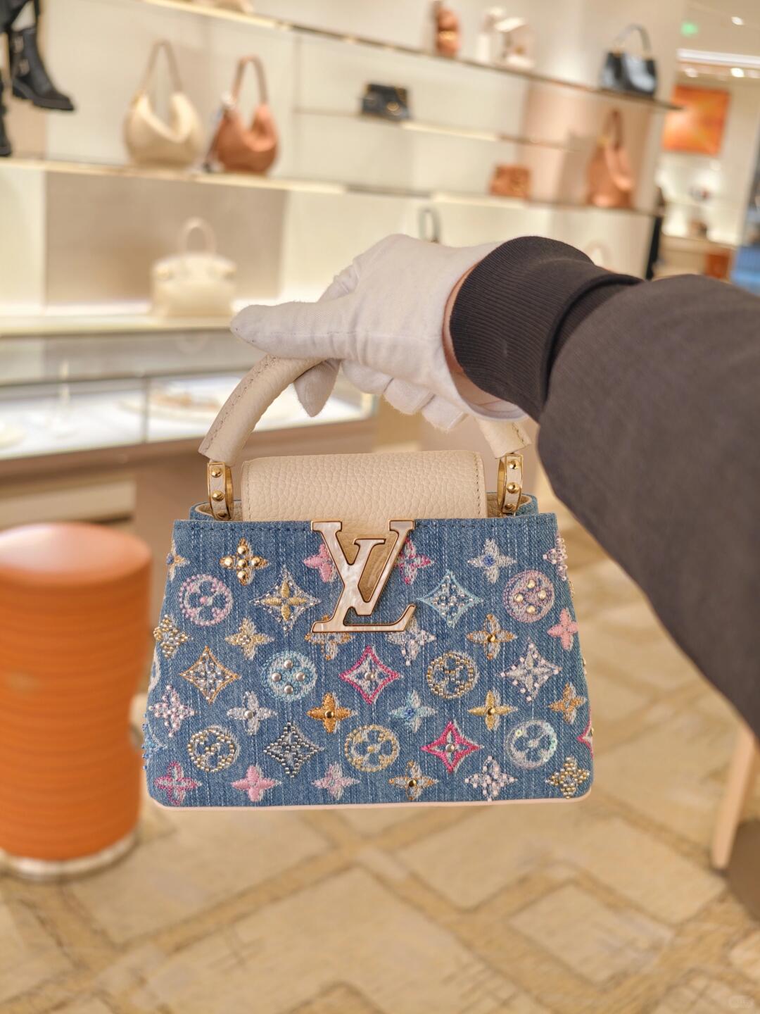 Lyxig denim-utsmyckade Capucines-miniväska