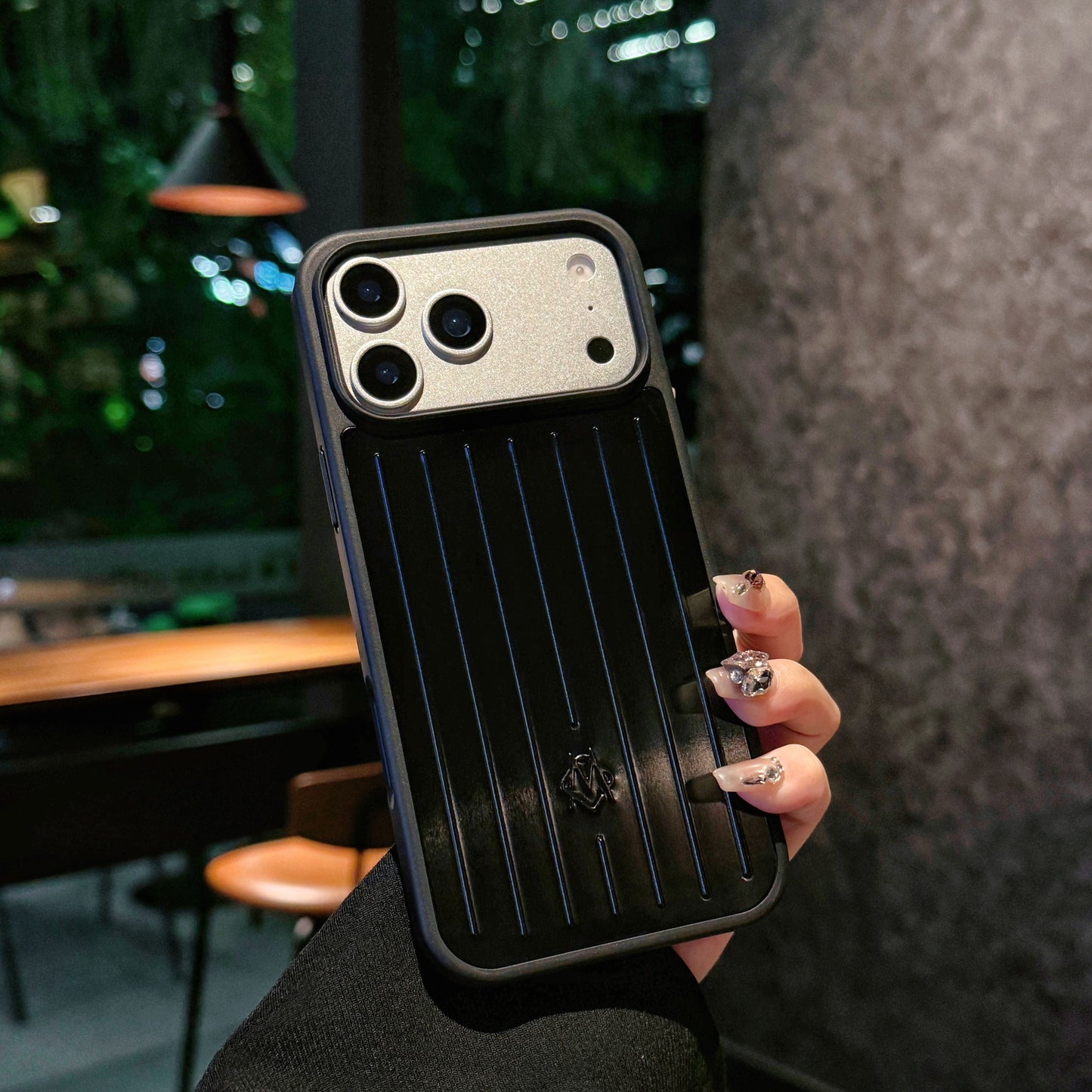 Ribbed Metallic Armor iPhone-ის ქეისი – ელეგანტური დაცვა შთაგონებული მოგზაურობით