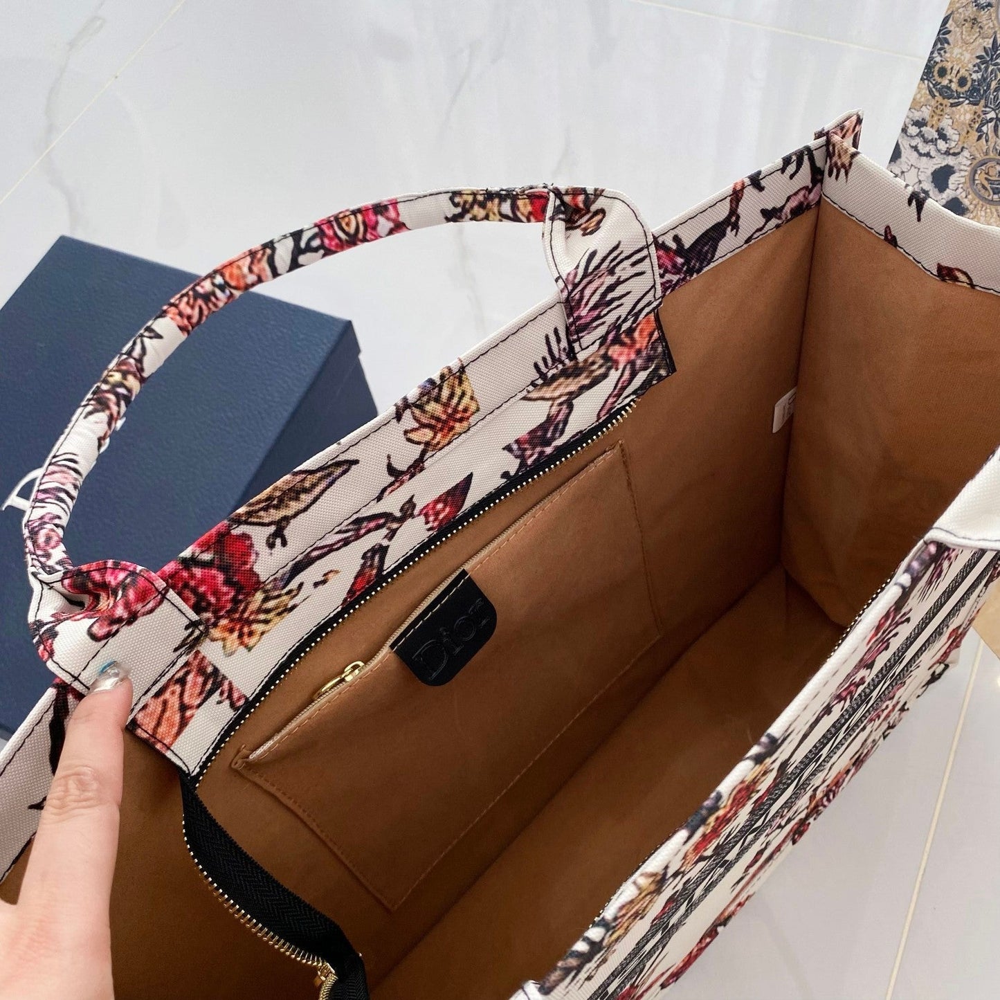 أنيق & أنيقة: حقيبة يد جلدية فاخرة خفيفة