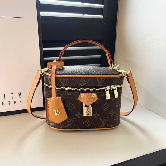 Τσάντα χειρός Vintage-Inspired Box – Elegant Monogram Tote Box