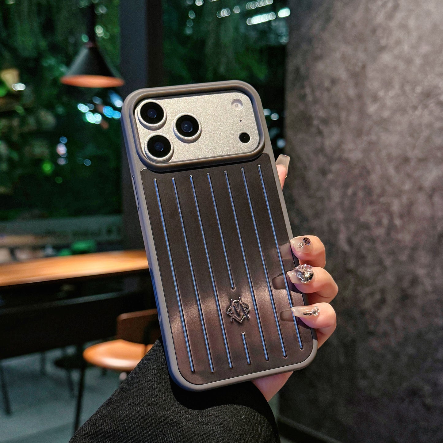 Ribbed Metallic Armor iPhone-ის ქეისი – ელეგანტური დაცვა შთაგონებული მოგზაურობით