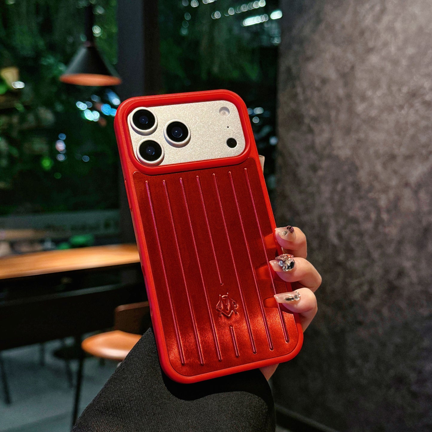 Ribbed Metallic Armor iPhone-ის ქეისი – ელეგანტური დაცვა შთაგონებული მოგზაურობით