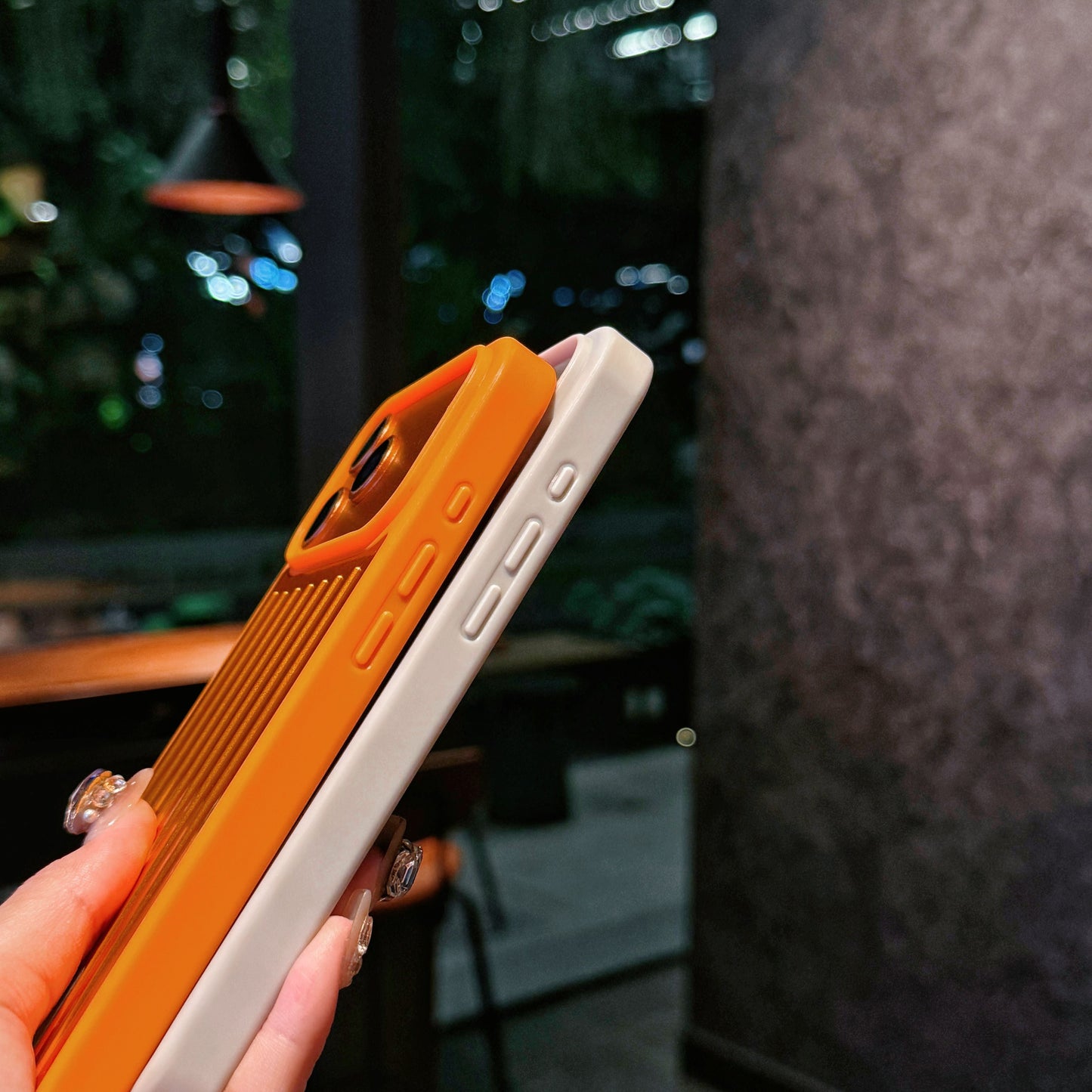 Ribbed Metallic Armor iPhone-ის ქეისი – ელეგანტური დაცვა შთაგონებული მოგზაურობით