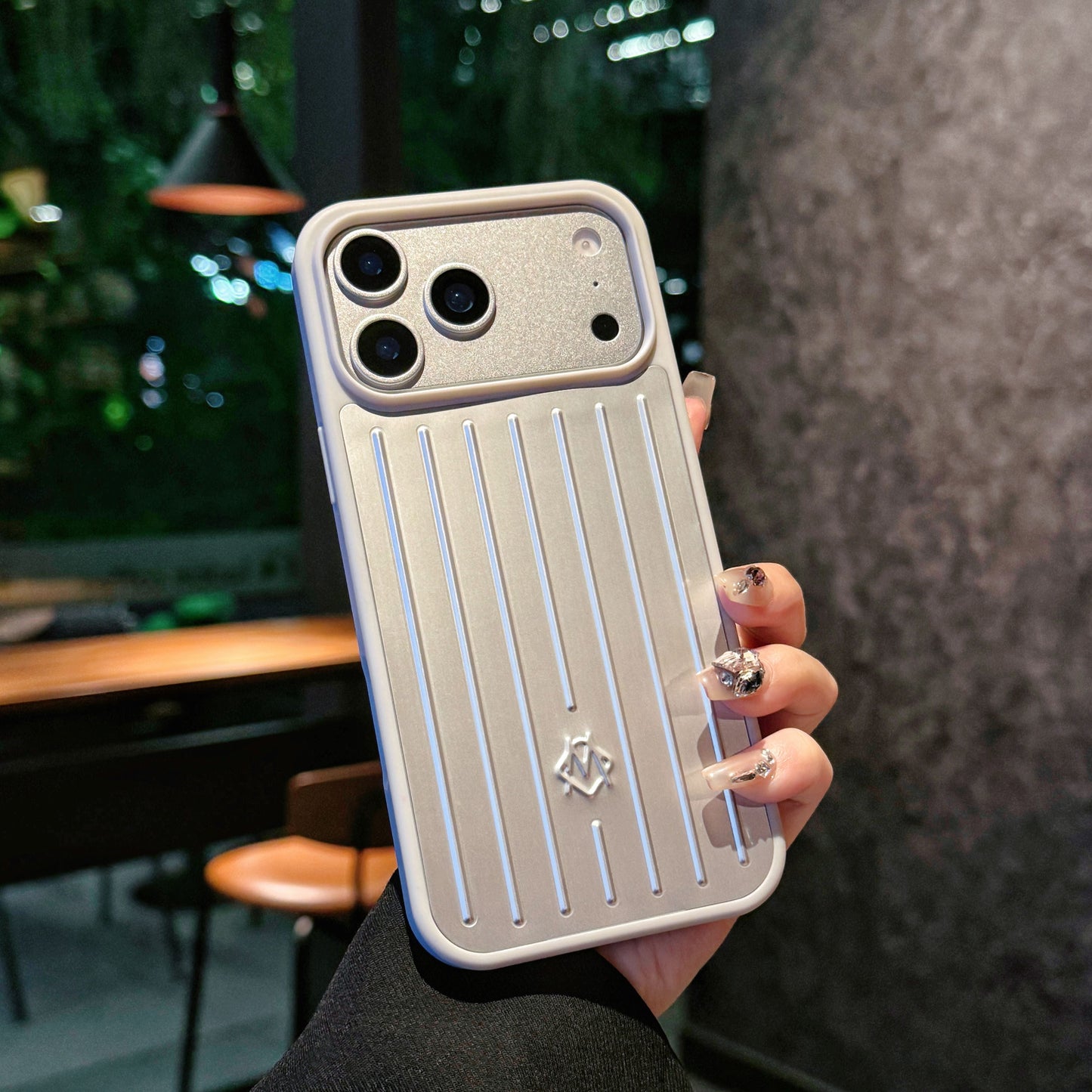 Ribbed Metallic Armor iPhone-ის ქეისი – ელეგანტური დაცვა შთაგონებული მოგზაურობით