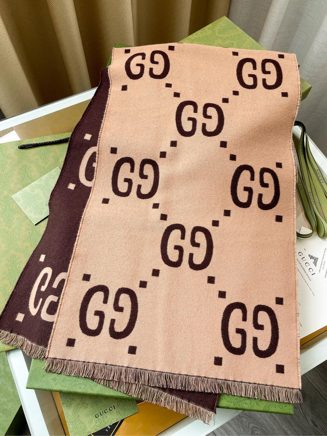 Premium Letter-Pattern Cashmere Scarf – Soft, Warm & Lightweight Winter Essential