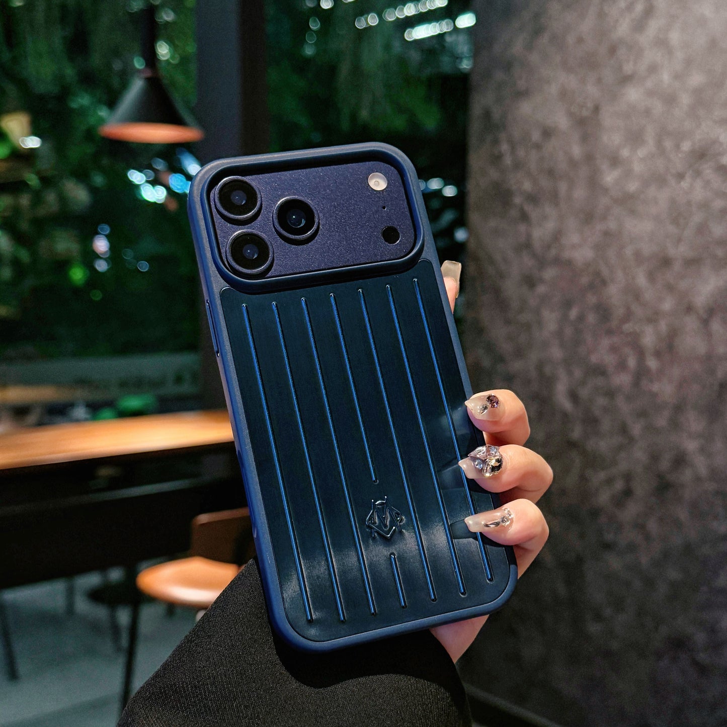 Ribbed Metallic Armor iPhone-ის ქეისი – ელეგანტური დაცვა შთაგონებული მოგზაურობით