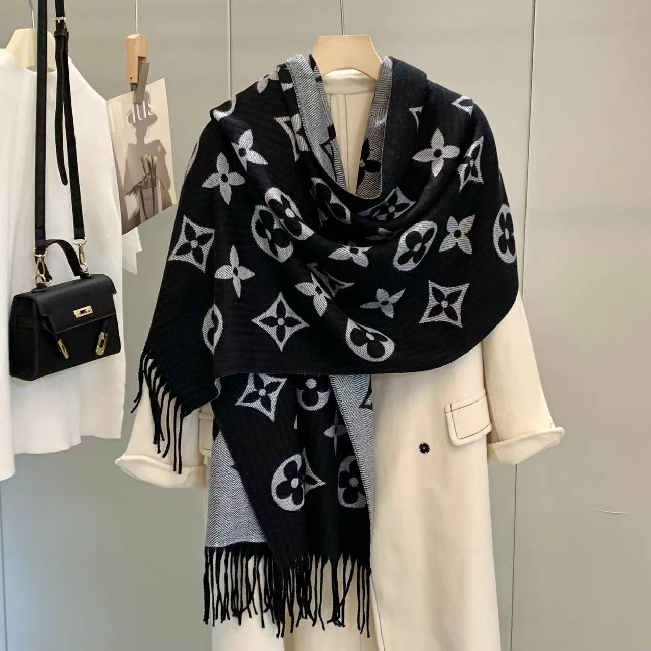 Kasjmiersjaal met letterpatroon – zacht en warm & Lichtgewicht