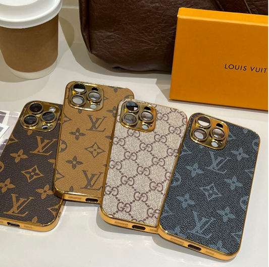 حافظة iPhone كلاسيكية فاخرة بحرف Monogram مع حواف ذهبية مطلية بالكهرباء