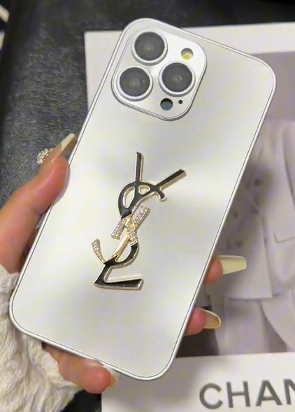 Elegante iPhone-Hülle mit Buchstaben „Shine x Mono“ und Kette