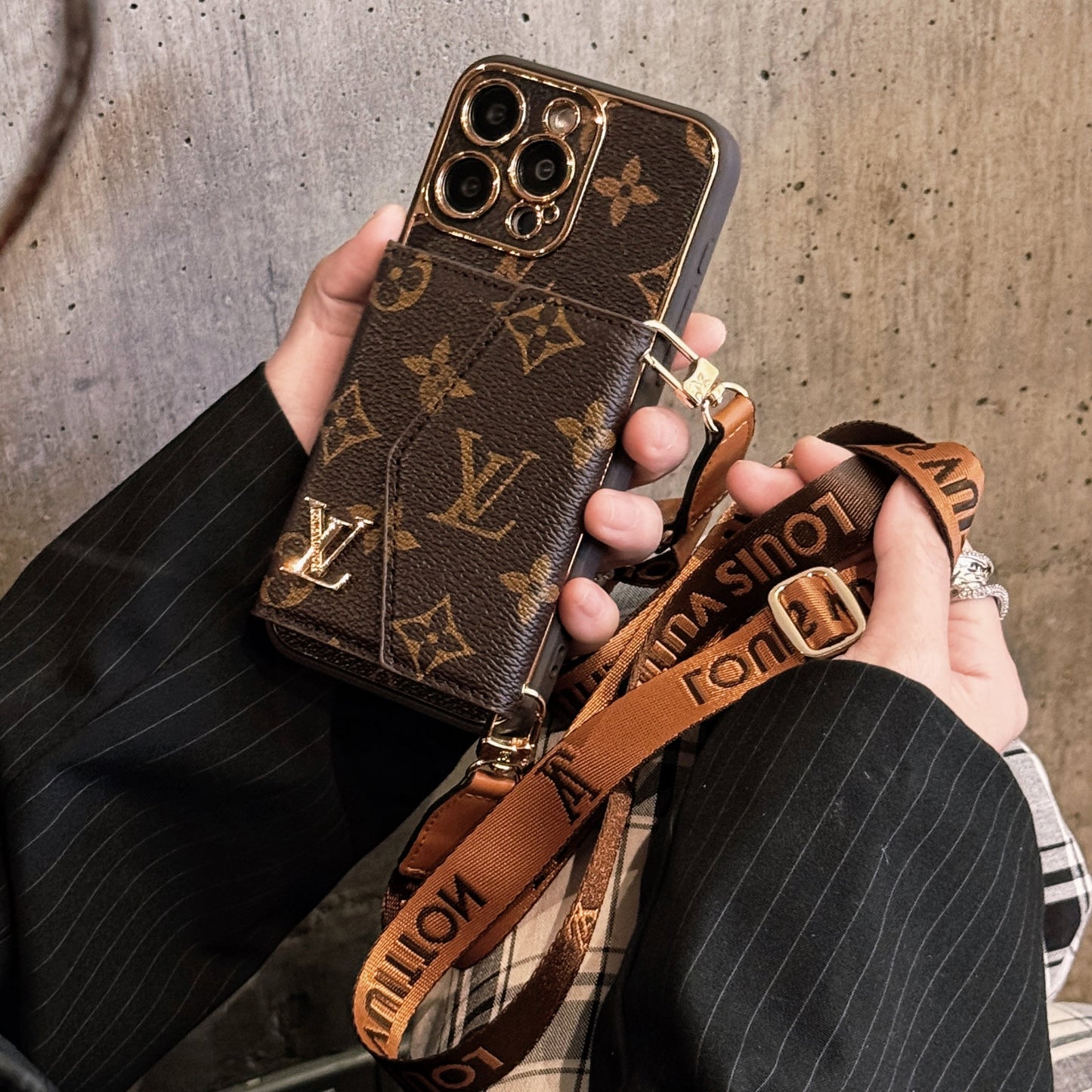 Cás iPhone leathair Casta Le Sparán Agus Strap Donn