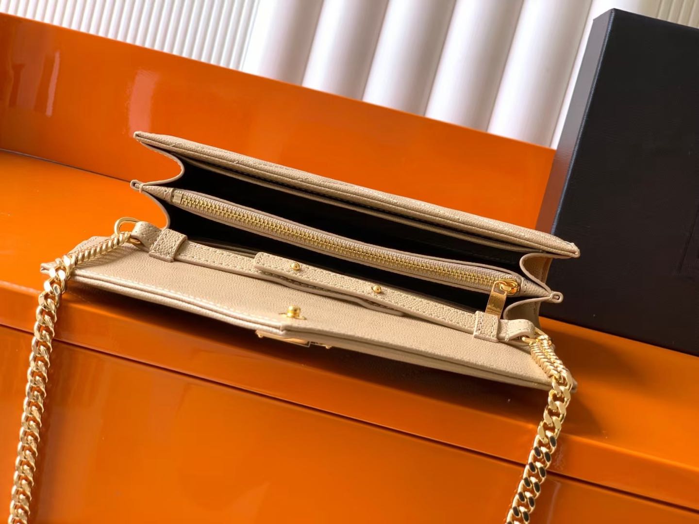 YL-portemonnee met envelopketting van lamsleer