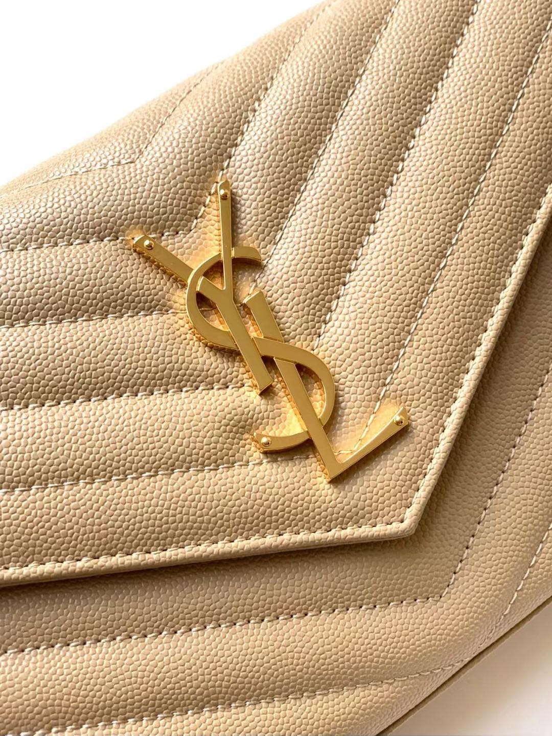 YL-portemonnee met envelopketting van lamsleer