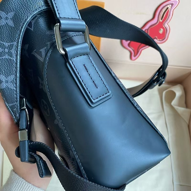 Modna i modna torba listonoszka LV