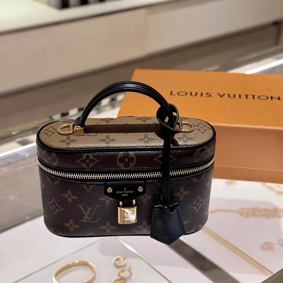 Τσάντα χειρός Vintage-Inspired Box – Elegant Monogram Tote Box