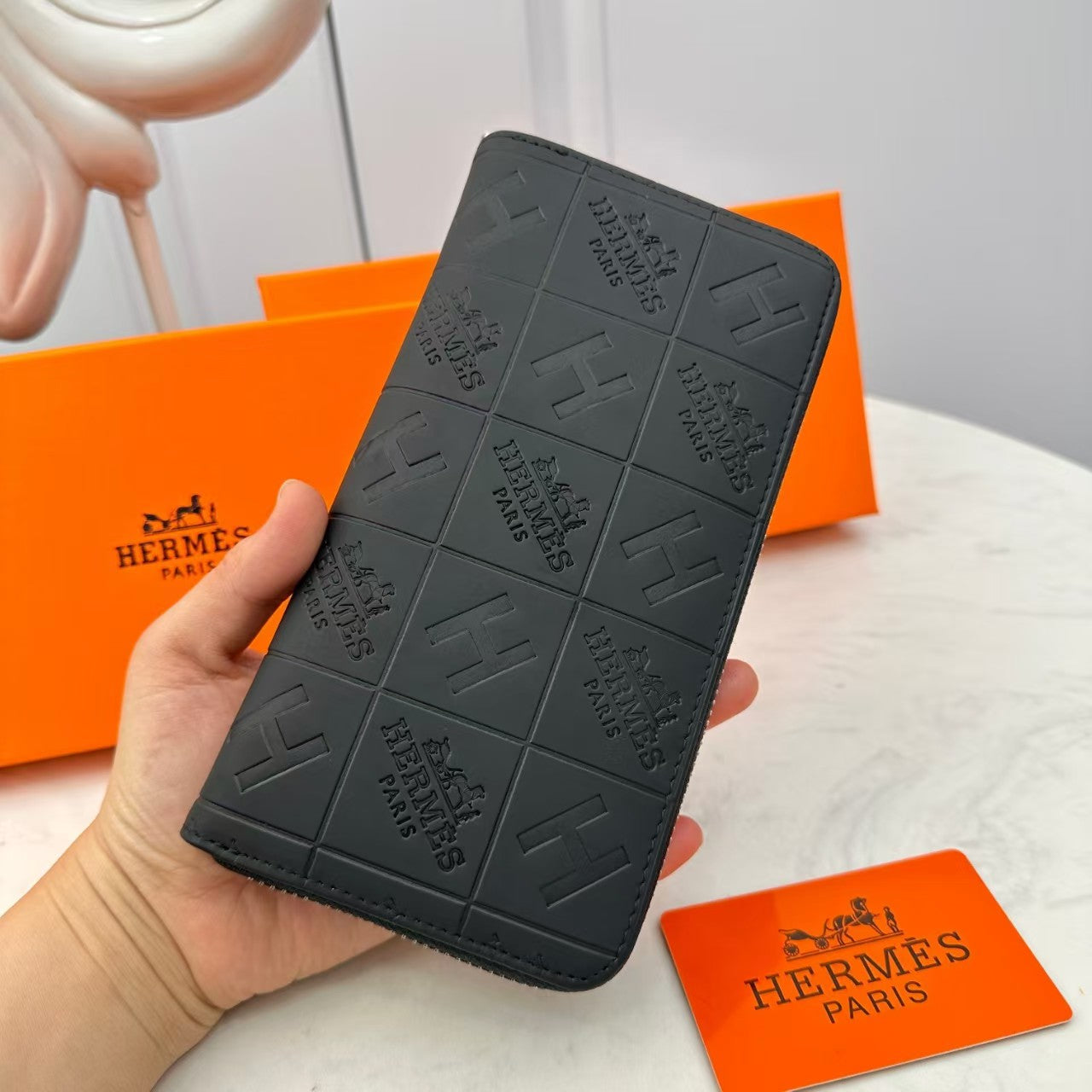 H crni reljefni kožni novčanik