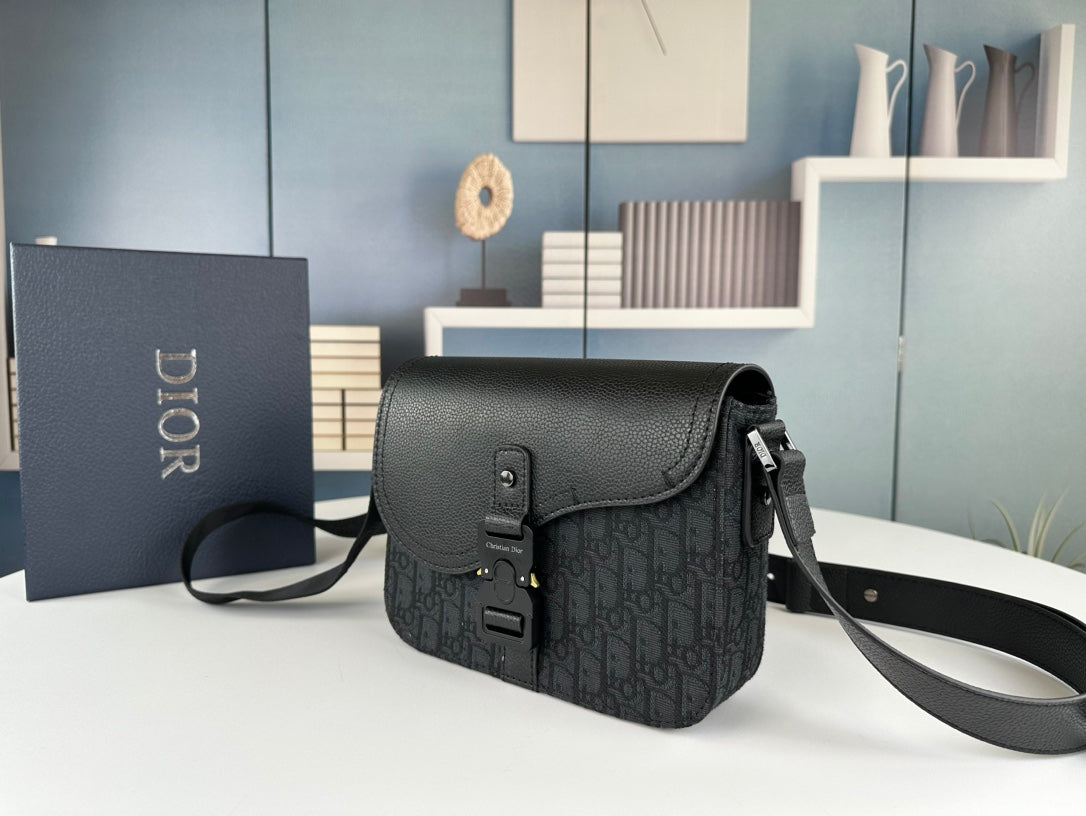 Classic Leather Crossbody Bag – Minimalist Design, Maximum Function