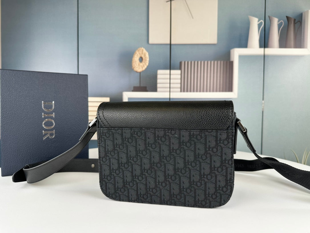 Classic Leather Crossbody Bag – Minimalist Design, Maximum Function