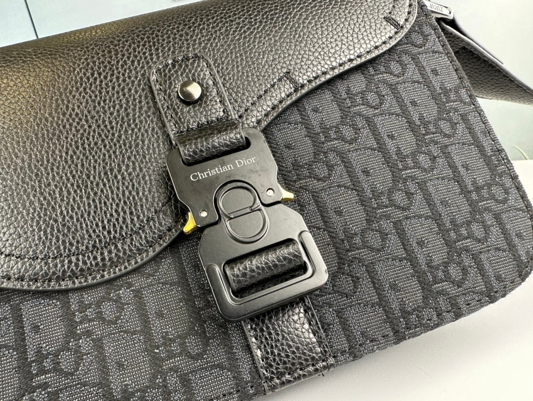 Classic Leather Crossbody Bag – Minimalist Design, Maximum Function