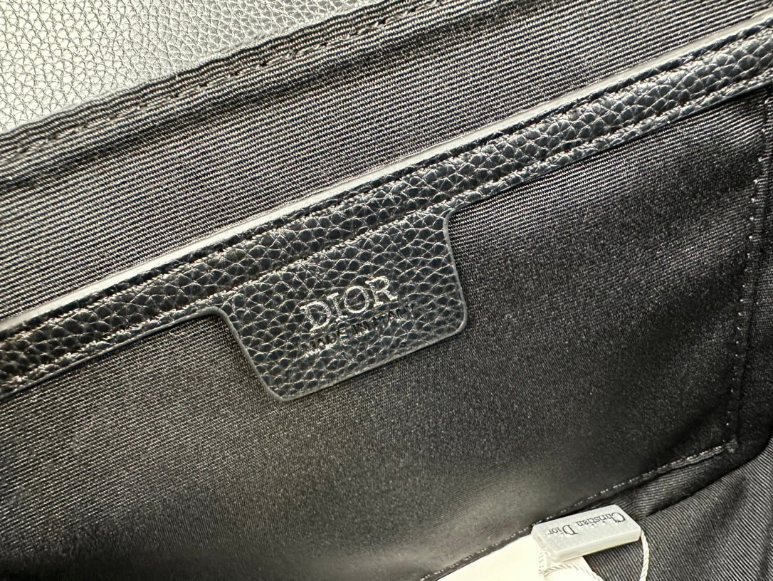 Classic Leather Crossbody Bag – Minimalist Design, Maximum Function