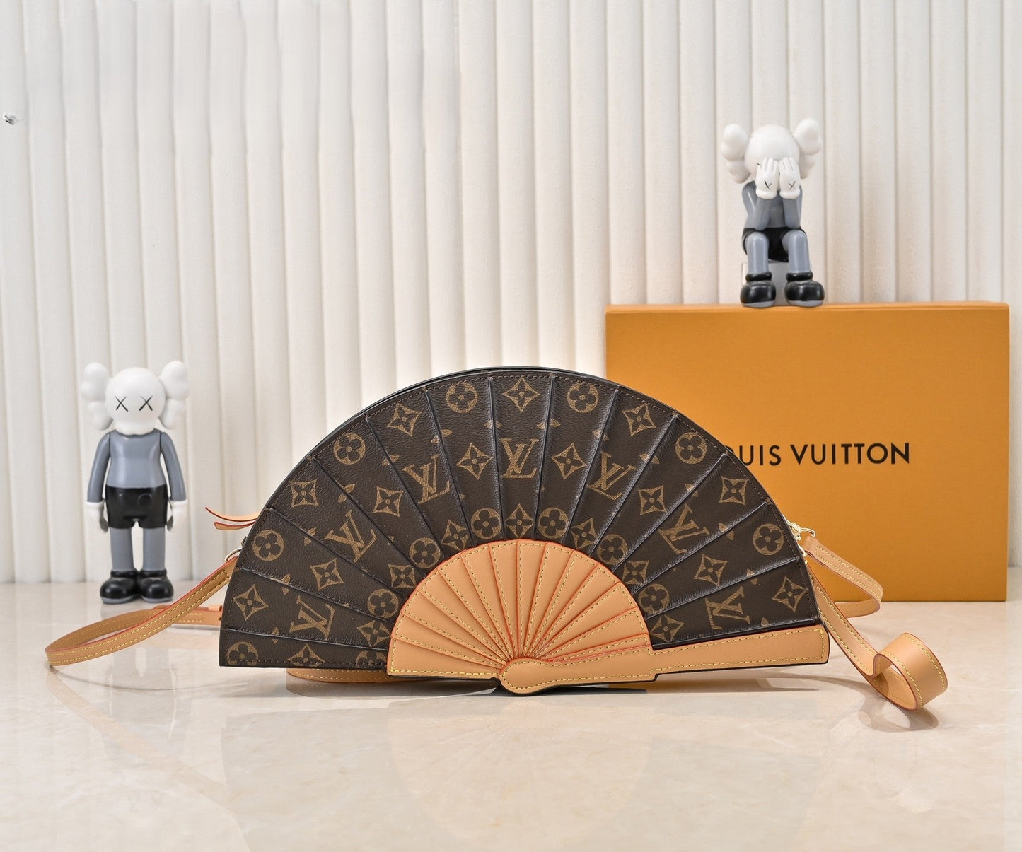 Elegantna kožna torba u obliku lepeze