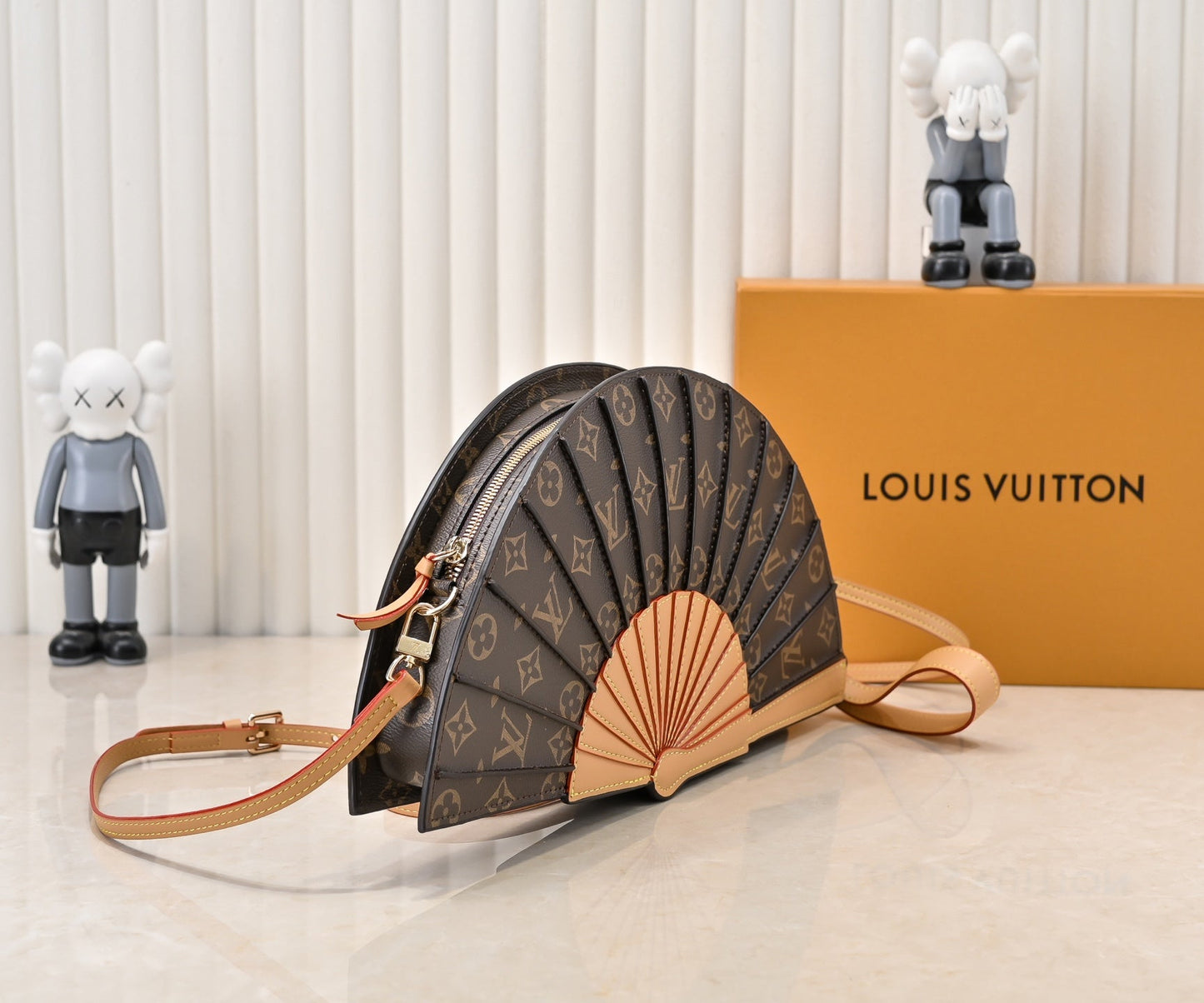 Elegantna kožna torba u obliku lepeze