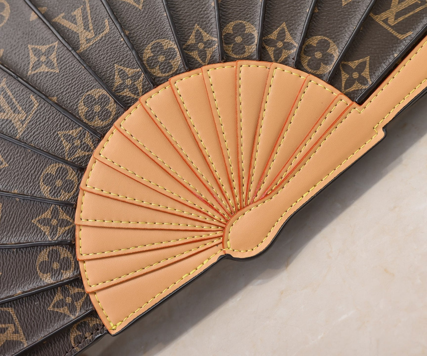 Elegantna kožna torba u obliku lepeze