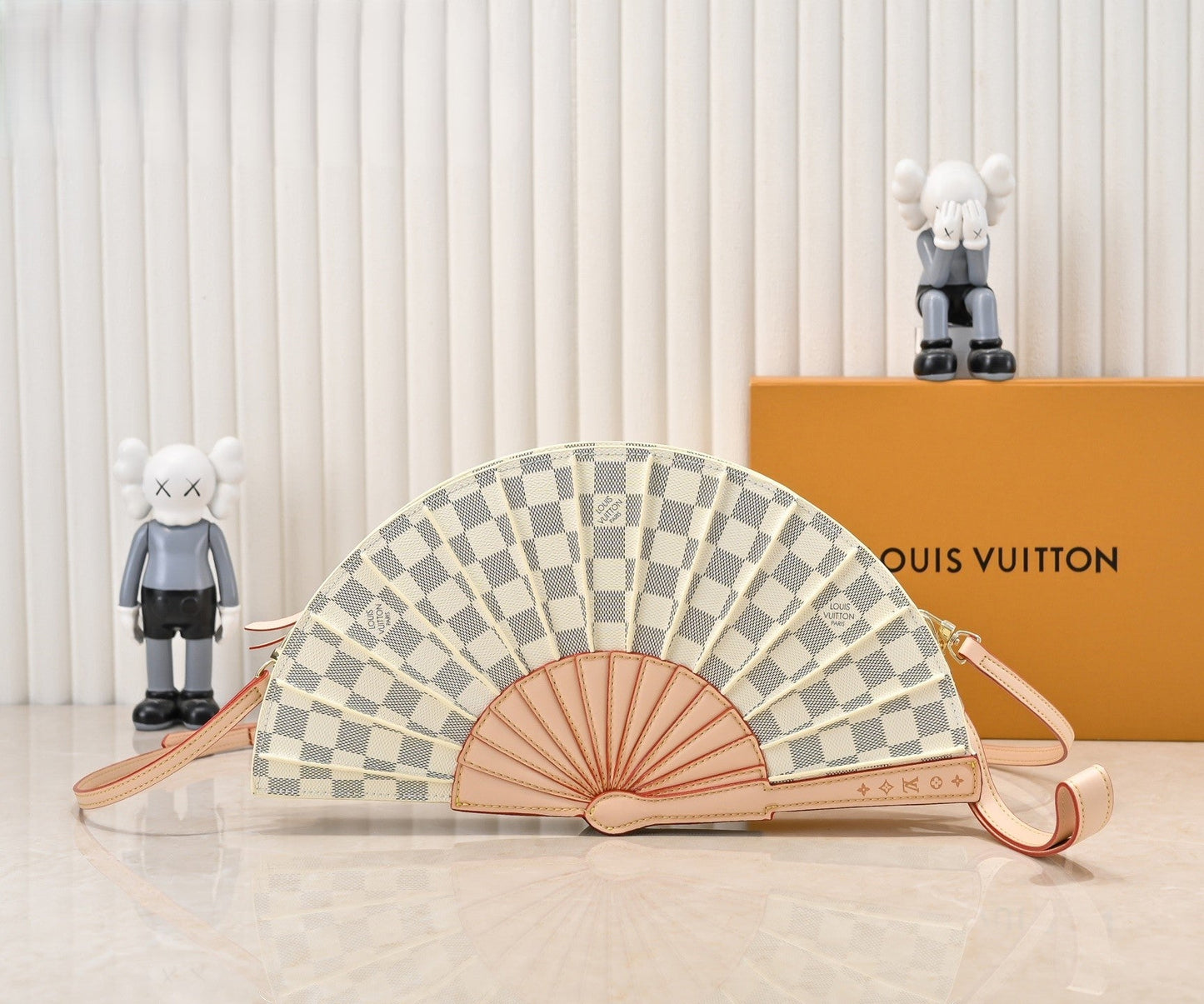 Elegantna kožna torba u obliku lepeze