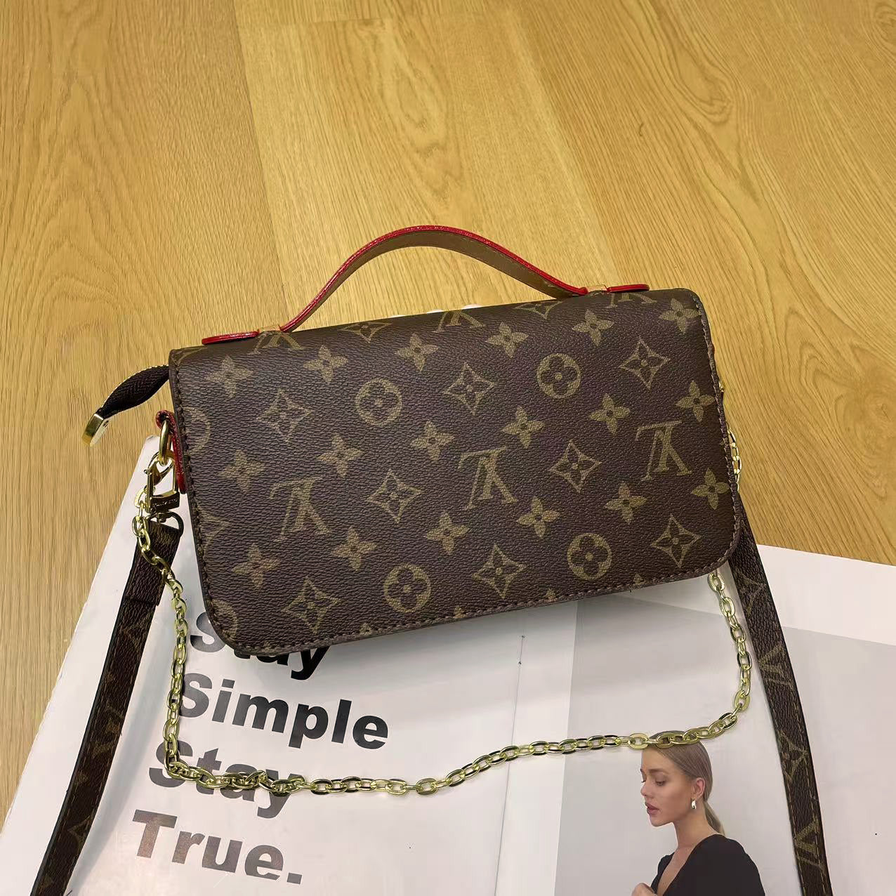 Vintage schoudertas met slotketting – klassiek monogramontwerp