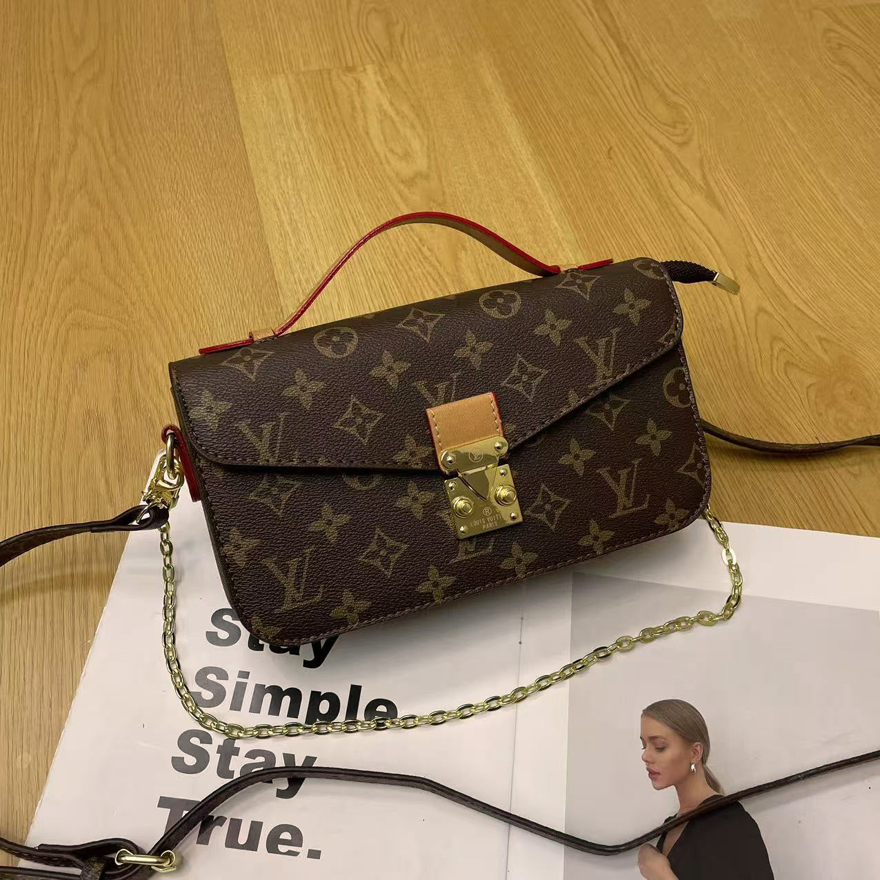 Vintage schoudertas met slotketting – klassiek monogramontwerp