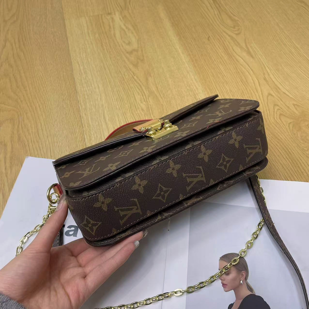 Vintage schoudertas met slotketting – klassiek monogramontwerp