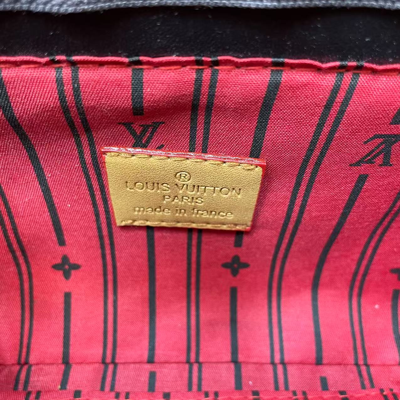 Vintage schoudertas met slotketting – klassiek monogramontwerp