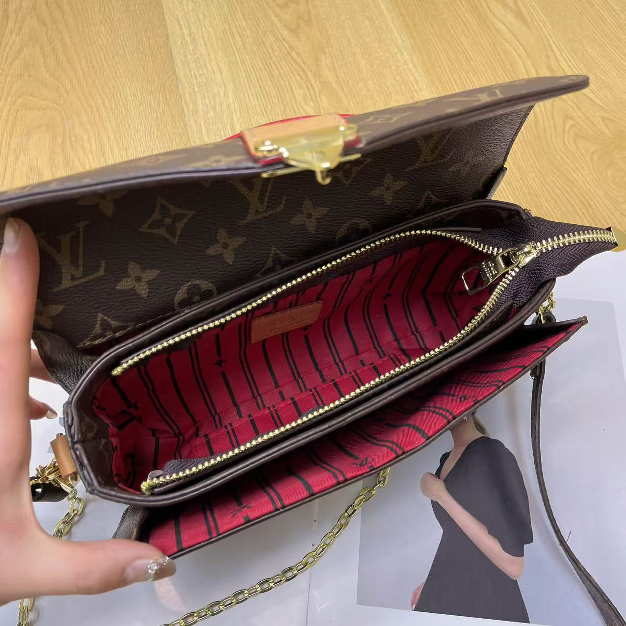 Vintage schoudertas met slotketting – klassiek monogramontwerp