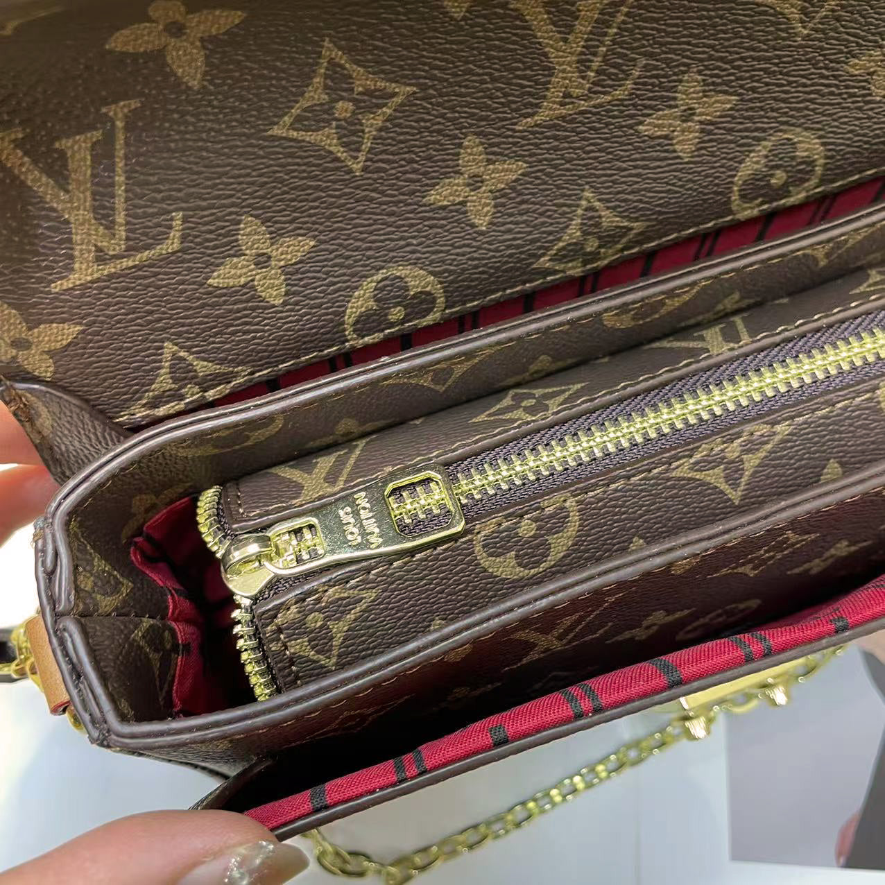 Vintage schoudertas met slotketting – klassiek monogramontwerp