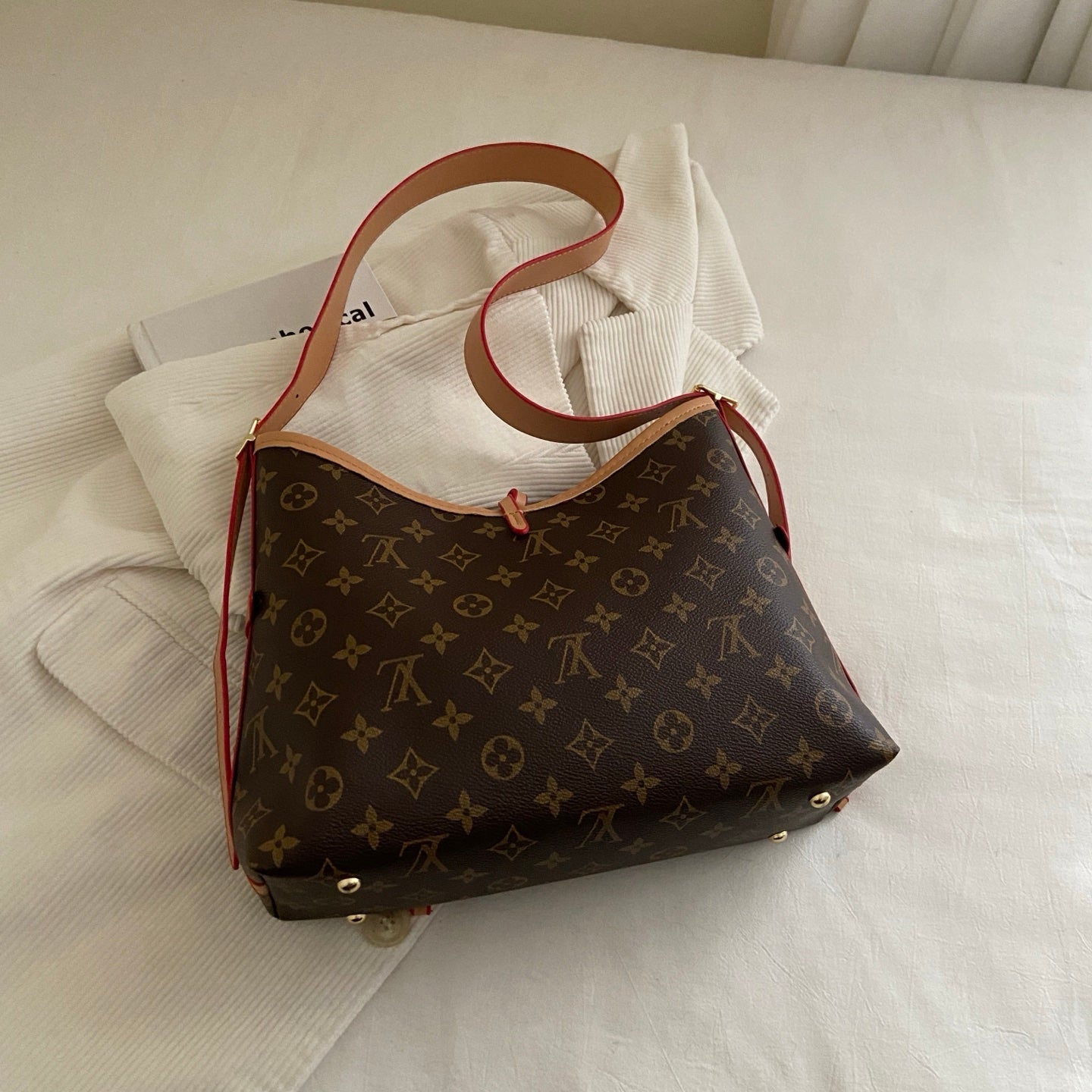 Taška přes rameno s monogramem