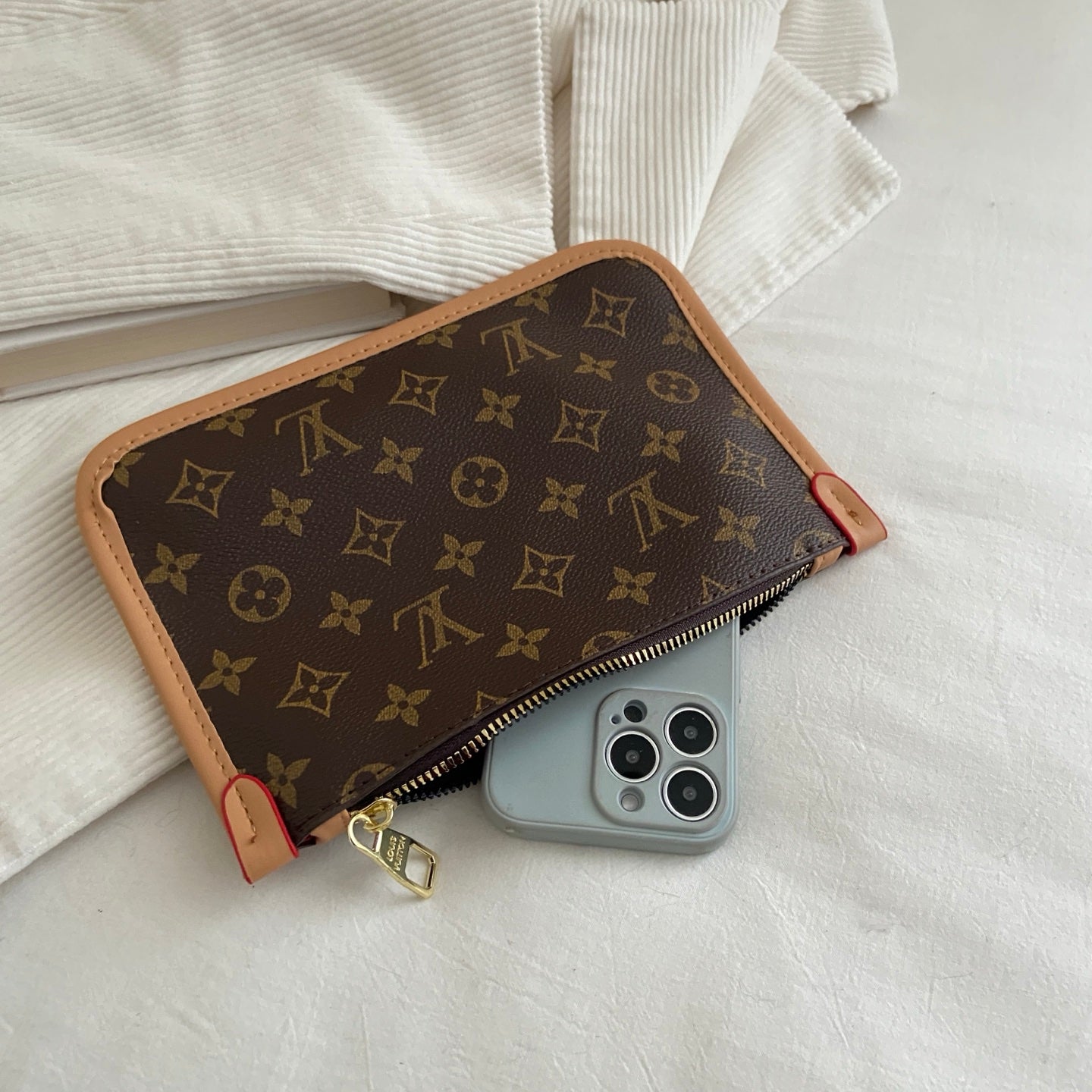 Taška přes rameno s monogramem