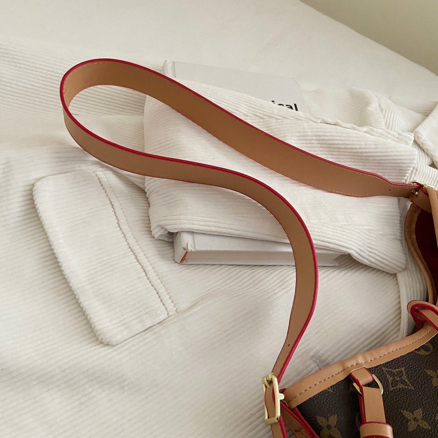 Taška přes rameno s monogramem