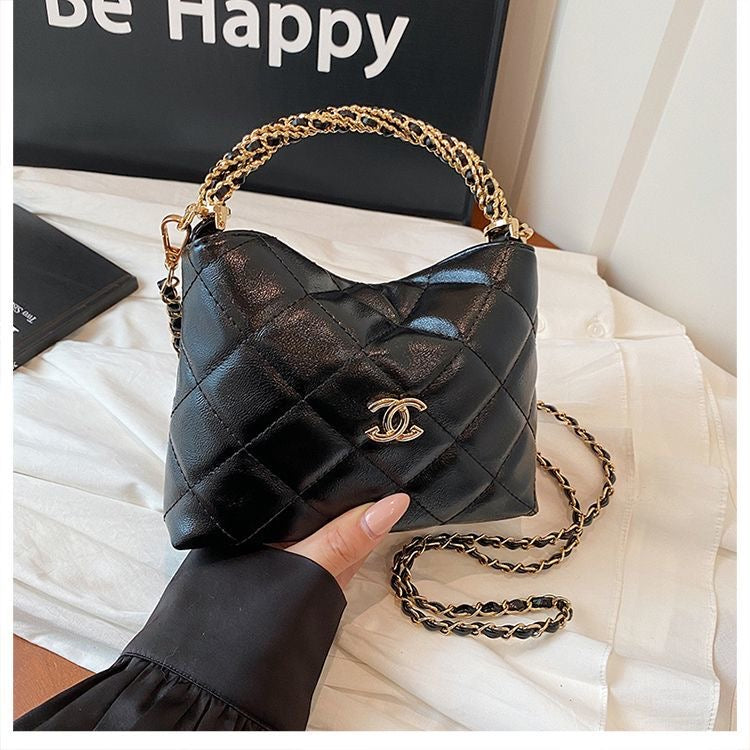 Prošívaná taška Chain Cloud - Crossbody s texturou s nastavitelným popruhem