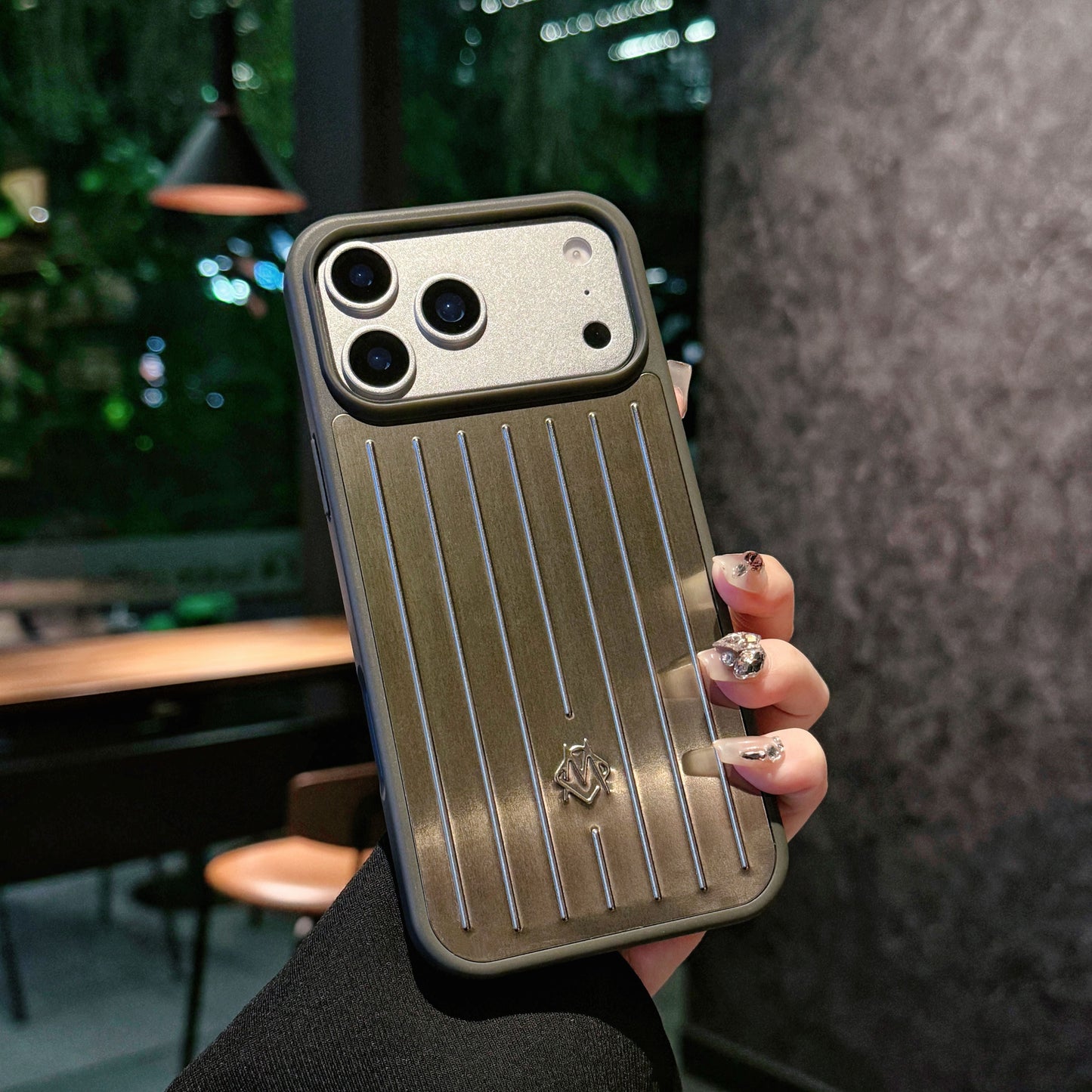 Ribbed Metallic Armor iPhone-ის ქეისი – ელეგანტური დაცვა შთაგონებული მოგზაურობით