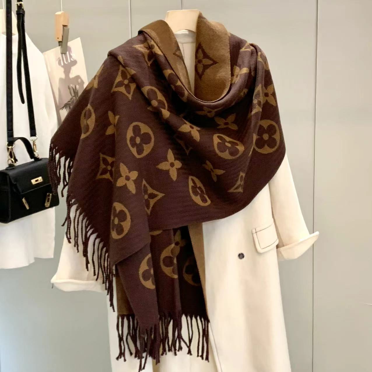 Kasjmiersjaal met letterpatroon – zacht en warm & Lichtgewicht