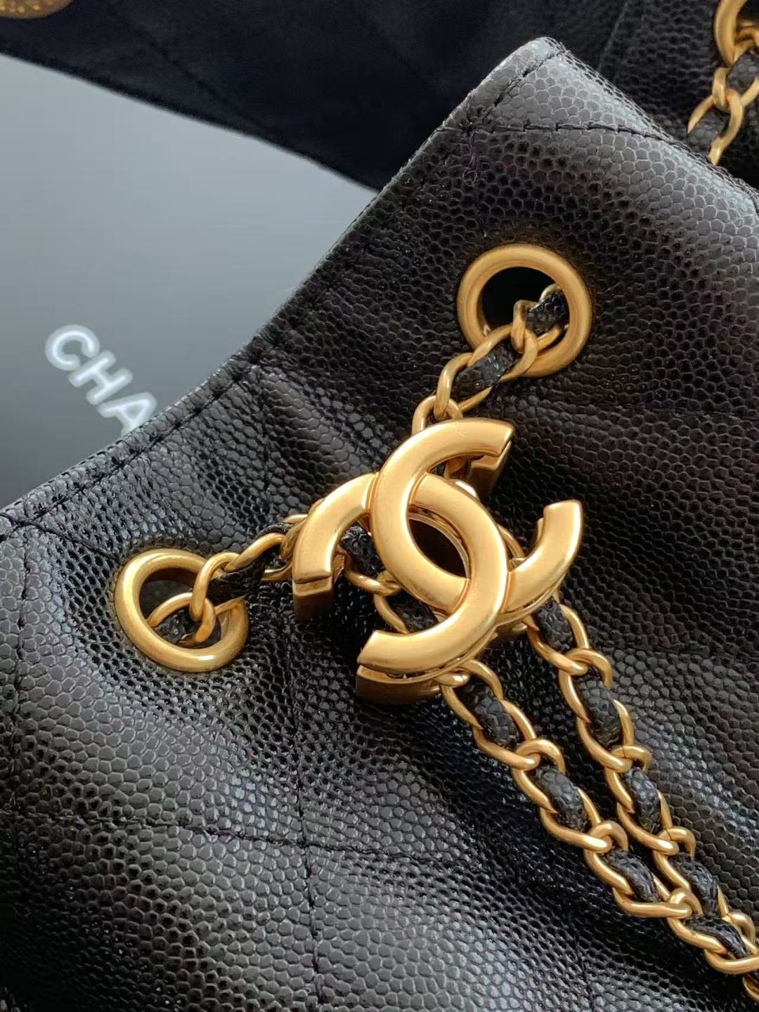 CC 25 Mala torba od teleće kože s teksturom zrna & Metalna torba zlatne boje