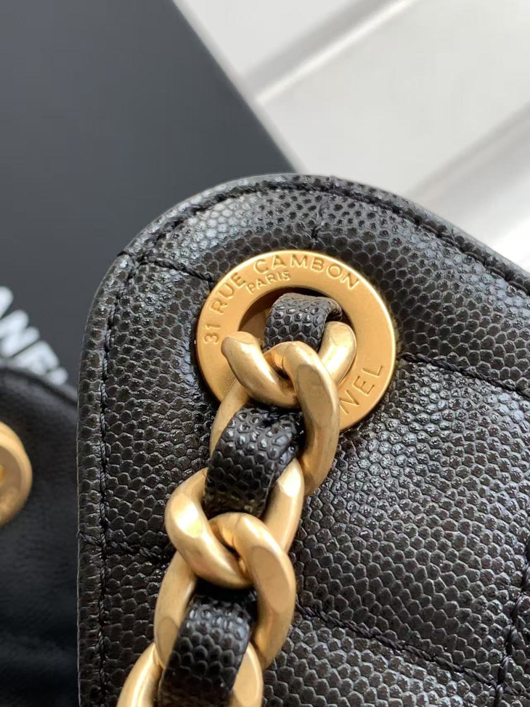 CC 25 Mala torba od teleće kože s teksturom zrna & Metalna torba zlatne boje