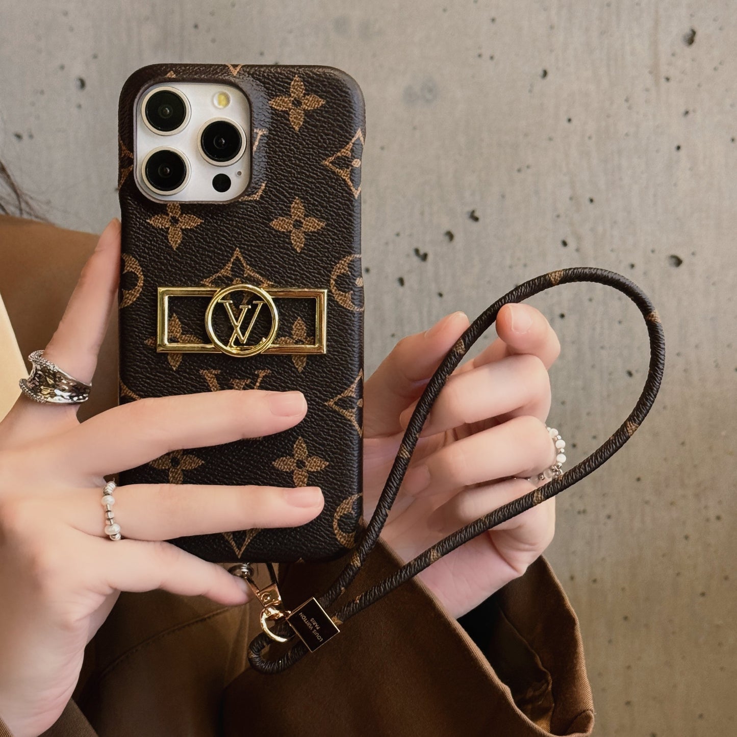 Étui pour iPhone avec chaîne de porte-cartes de luxe