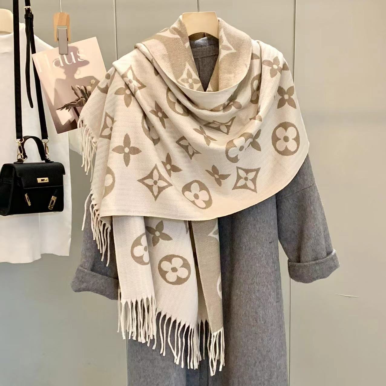 Kasjmiersjaal met letterpatroon – zacht en warm & Lichtgewicht